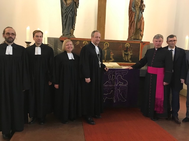 Bischof Stäblein u.a. stehen vor dem Altar der Johanniskirche in Berlin